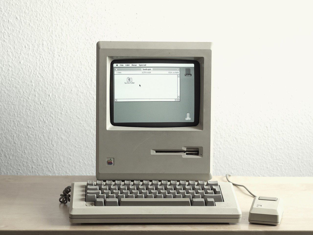 Kultowy Macintosh Classic w nietypowej odsłonie. W sieci pojawiły się ciekawe zdjęcia